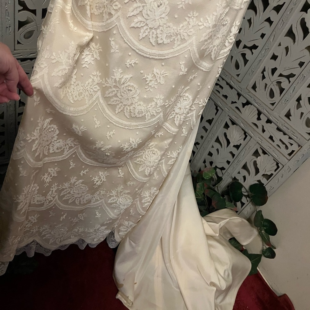 VINTAGE WILLIAM CAHILL BEVERLY HILLS RARE CHANTILLY LACE IVORY WEDDING DRESS - Picture 6 of 12